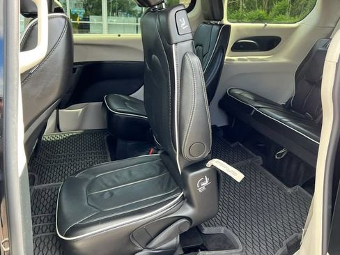 Used 2024 Chrysler Pacifica Limited FWD image 6