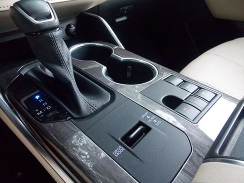 Used 2023 Toyota Highlander Limited FWD image 29
