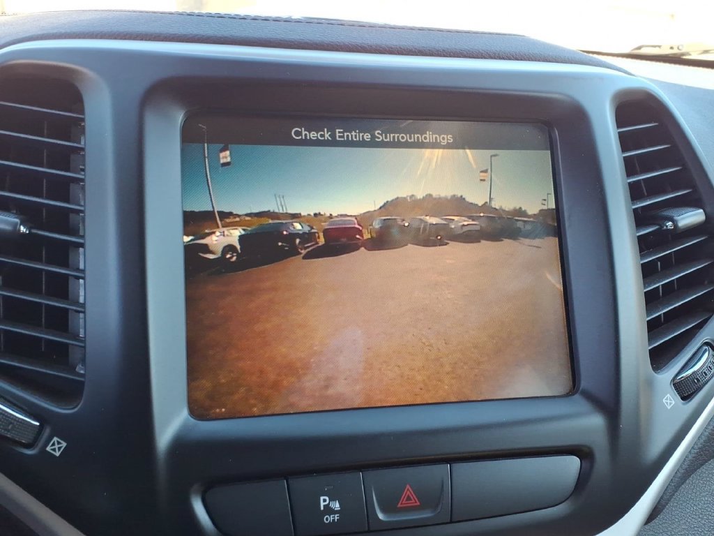 Used 2018 Jeep Cherokee Latitude AWD/4WD image 24