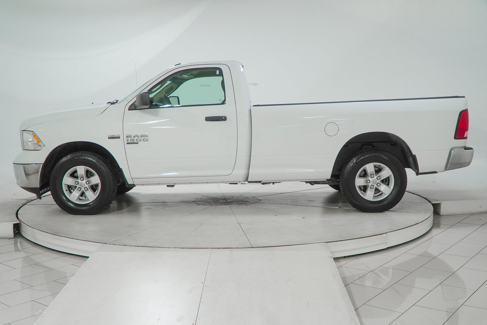 Used 2022 RAM 1500 Classic SLT AWD/4WD image 5