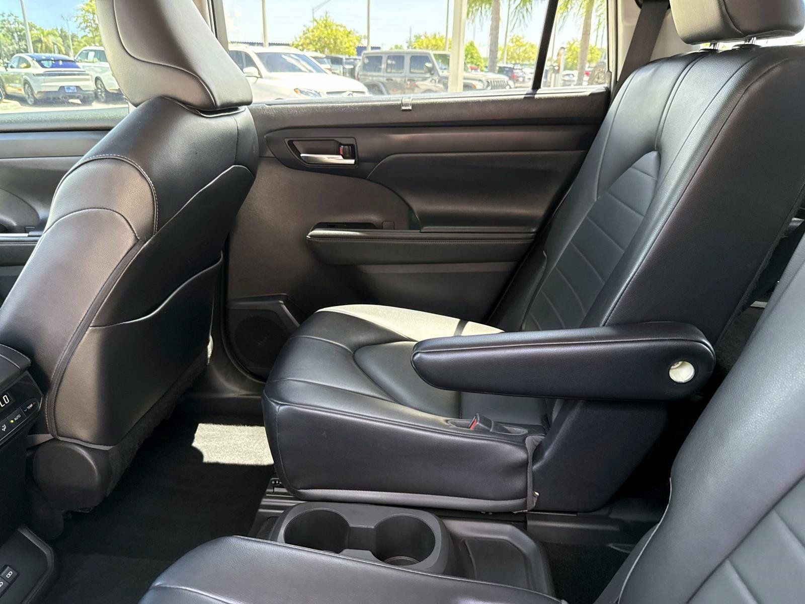 Used 2022 Toyota Highlander XLE AWD/4WD image 15