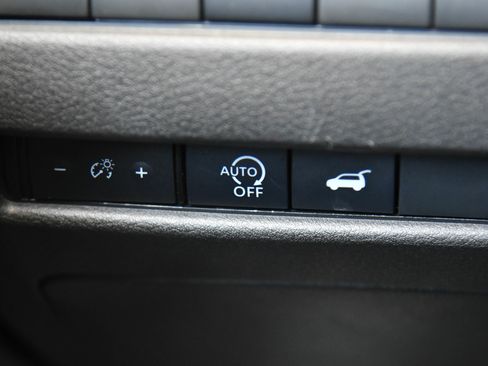 Used 2025 Nissan Rogue SV w/ SV Premium Package FWD image 33