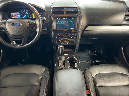 Used 2018 Ford Explorer XLT w/ Equipment Group 202A image 4
