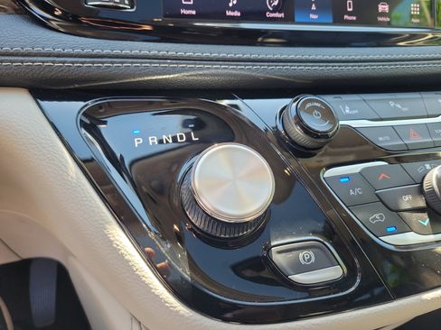 Used 2023 Chrysler Pacifica Limited FWD image 32