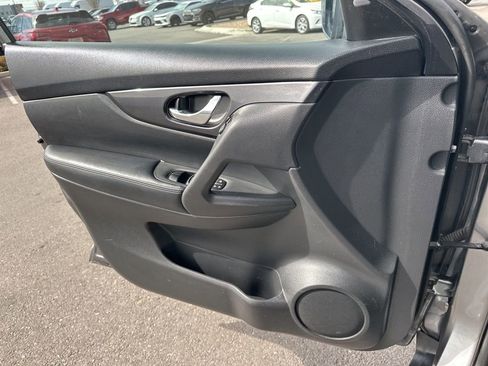 Used 2018 Nissan Rogue SV image 18