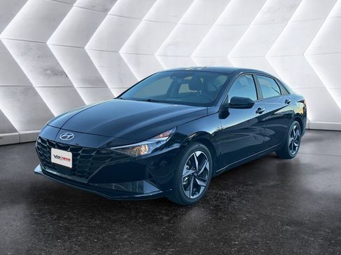 Used 2023 Hyundai Elantra SEL w/ Convenience Package image 3