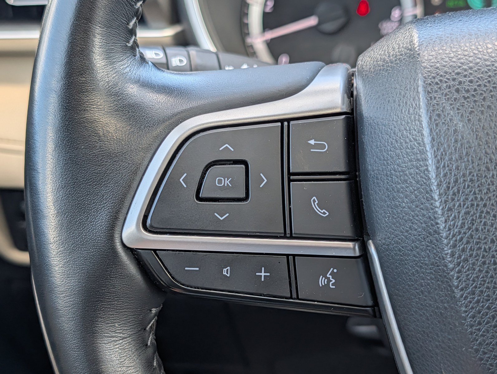 Used 2023 Toyota Highlander XLE AWD/4WD image 26