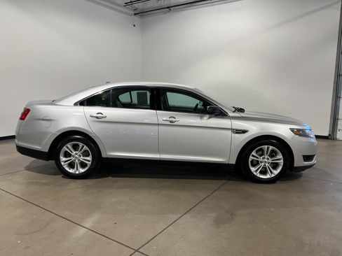 Used 2015 Ford Taurus SE image 2