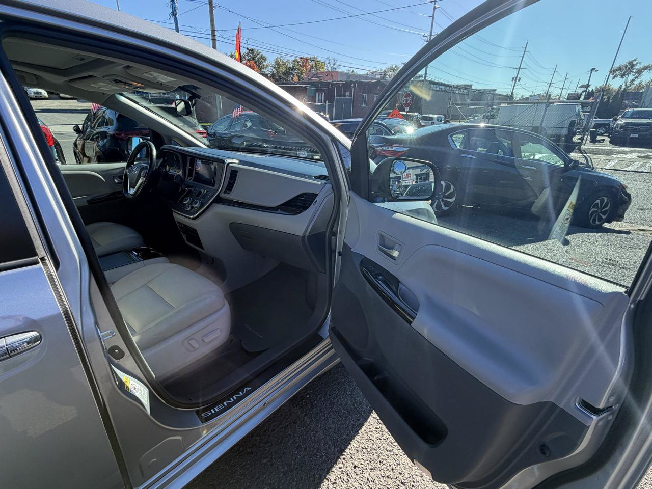 Used 2017 Toyota Sienna XLE w/ XLE Navigation Package FWD image 20