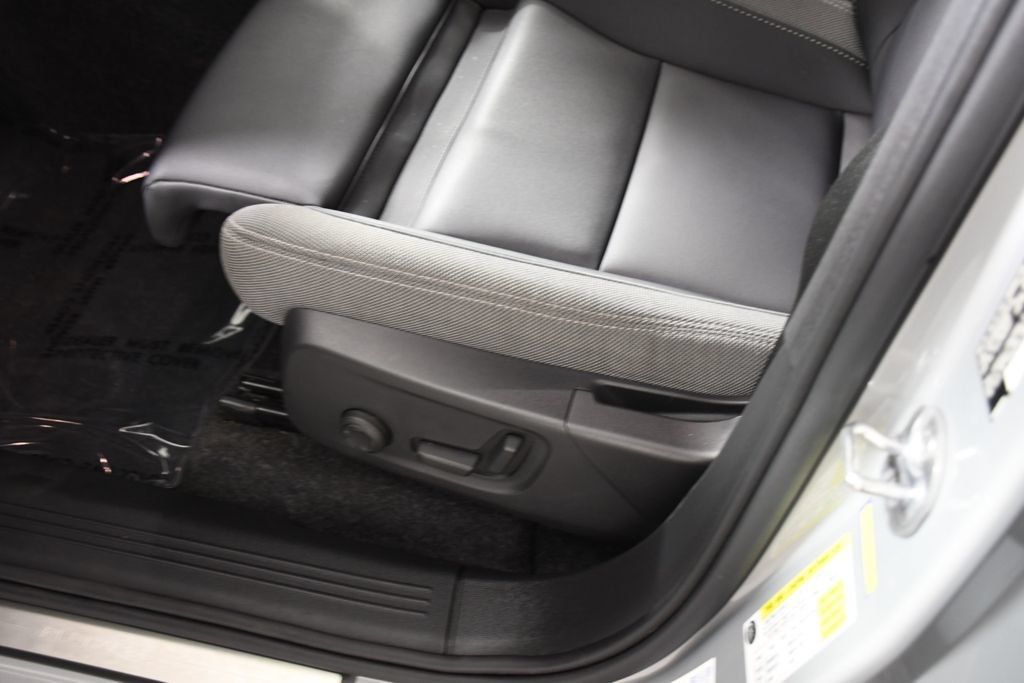 Used 2023 Volvo C40 Recharge Core AWD/4WD image 16