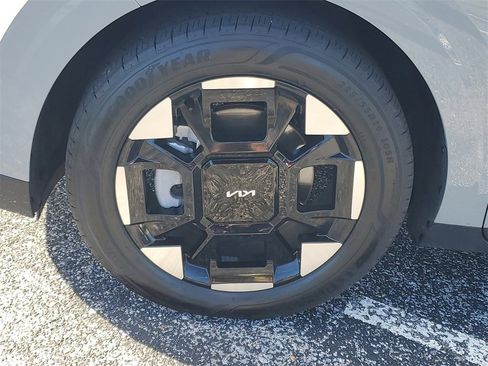 Used 2025 Kia Carnival EX image 31