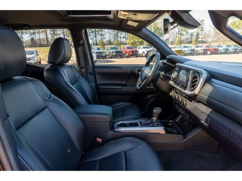 Used 2018 Toyota Tacoma Limited image 18