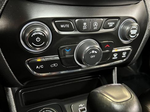 Used 2022 Jeep Cherokee Latitude w/ Sun & Sound Group image 43