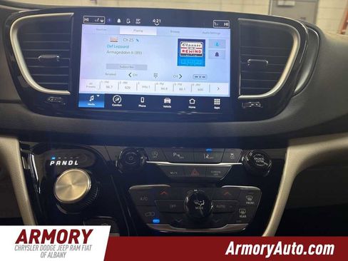 Used 2024 Chrysler Pacifica Touring-L image 17