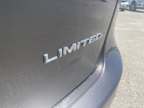 Used 2023 Chrysler Pacifica Limited FWD image 13