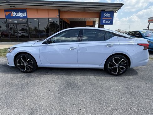 Used 2025 Nissan Altima 2.5 SR w/ SR Premium Package FWD image 2