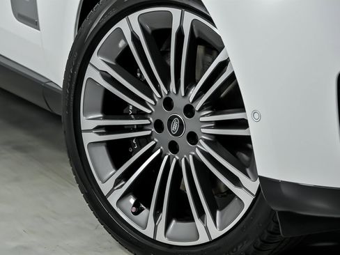 Used 2024 Land Rover Range Rover Long Wheelbase Autobiography image 4