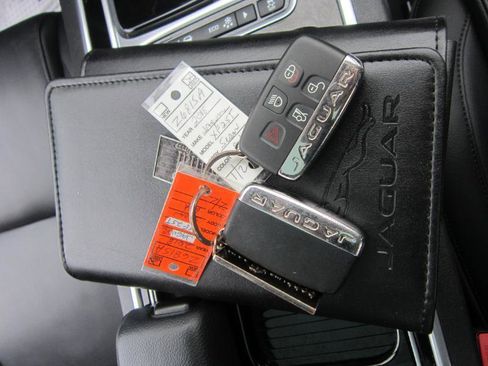 Used 2018 Jaguar XF Premium image 32