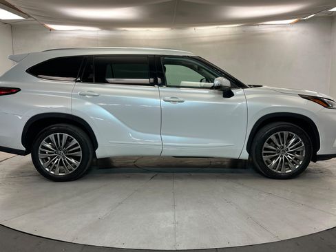 Used 2023 Toyota Highlander Platinum FWD image 7