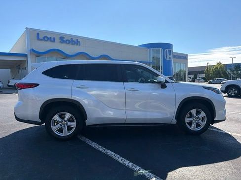 Used 2023 Toyota Highlander L FWD image 5