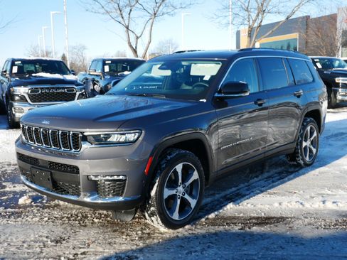 Used 2023 Jeep Grand Cherokee L Limited w/ Luxury Tech Group II image 3