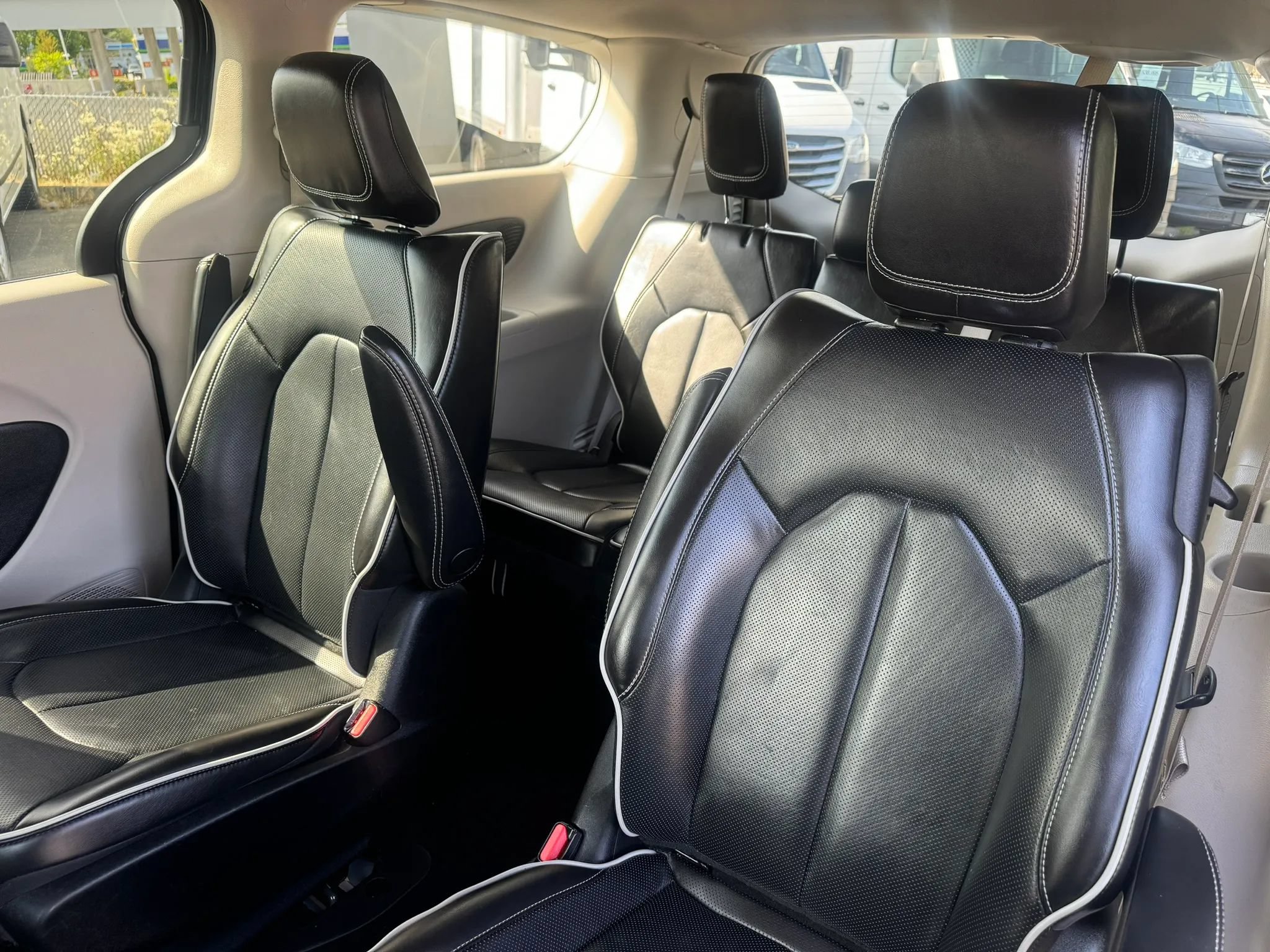 Used 2023 Chrysler Pacifica Limited FWD image 16