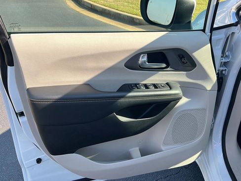 Used 2023 Chrysler Pacifica Touring-L image 16