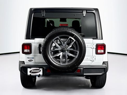 Used 2024 Jeep Wrangler Unlimited w/ Convenience Group AWD/4WD image 14