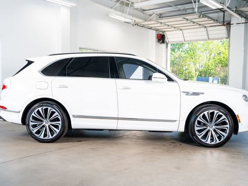 Used 2021 Bentley Bentayga Plug-In Hybrid image 5