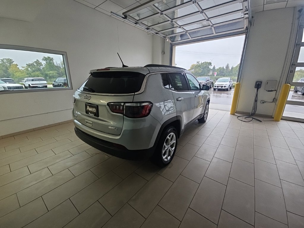 Used 2024 Jeep Compass Latitude AWD/4WD image 5
