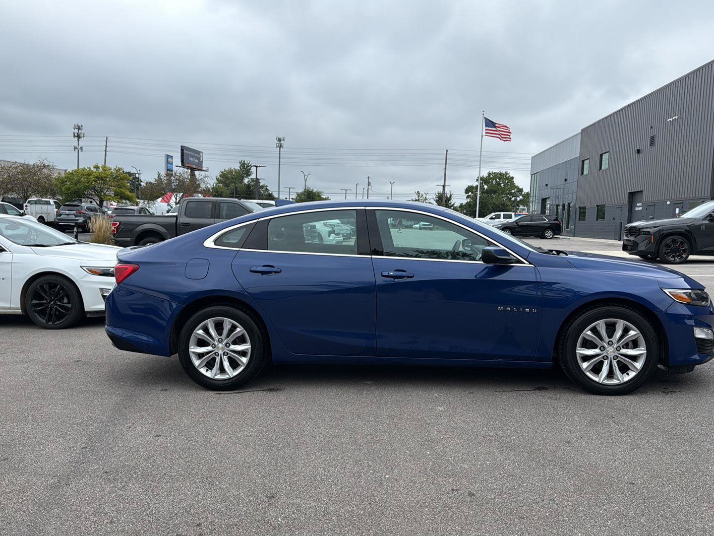 Used 2023 Chevrolet Malibu LT FWD image 2