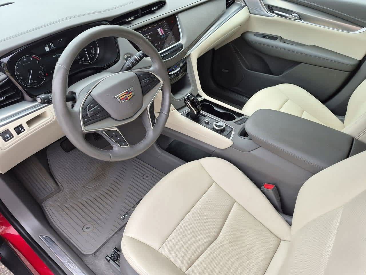 Used 2024 Cadillac XT5 Premium Luxury AWD/4WD image 2