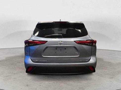 Used 2021 Toyota Highlander XLE AWD/4WD image 4
