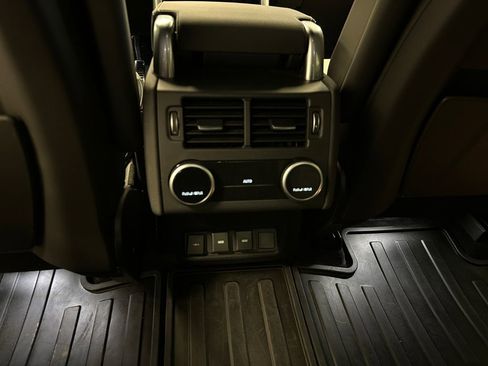 Used 2023 Land Rover Discovery Metropolitan Edition image 22