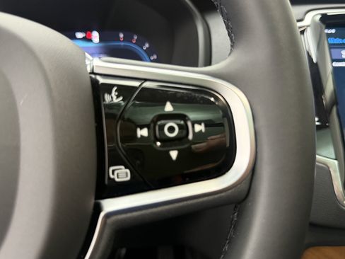 Used 2023 Volvo XC90 B6 Plus w/ Protection Package Premier image 18