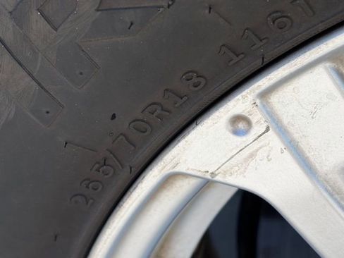 Used 2018 Nissan Titan SV w/ SV Convenience Package image 5