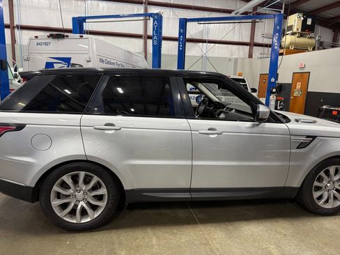 Used 2017 Land Rover Range Rover Sport HSE image 3