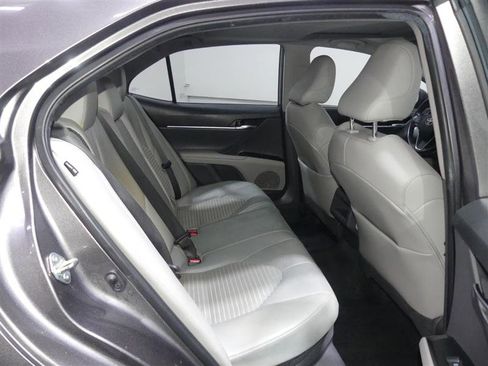 Used 2020 Toyota Camry SE w/ Sunroof Package image 28