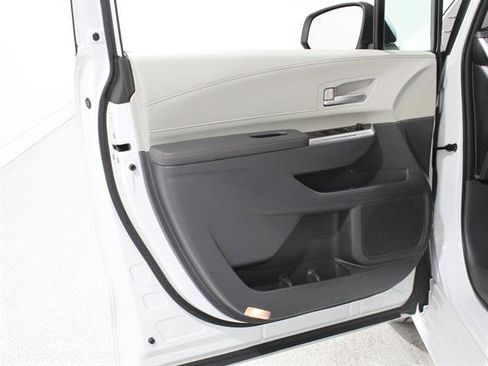 Used 2023 Toyota Sienna XLE image 4