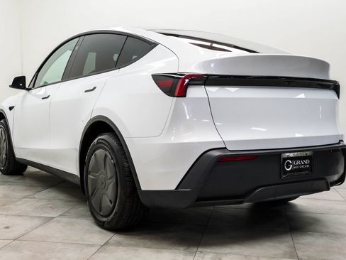 Used 2026 Tesla Model Y 2WD image 11