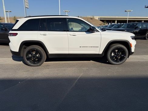 New 2025 Jeep Grand Cherokee Limited w/ Black Appearance Package image 8