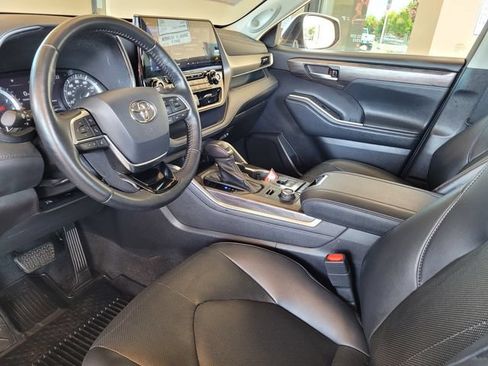 Certified 2021 Toyota Highlander Limited AWD/4WD image 12