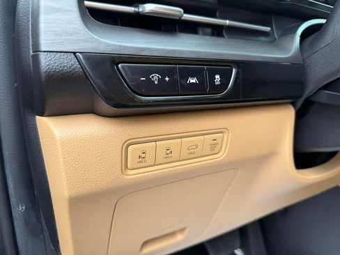 Used 2023 Kia Carnival EX image 10