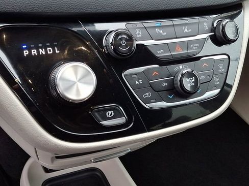 Used 2024 Chrysler Pacifica Touring-L image 11