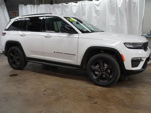 Used 2024 Jeep Grand Cherokee Limited w/ Luxury Tech Group II AWD/4WD image 1