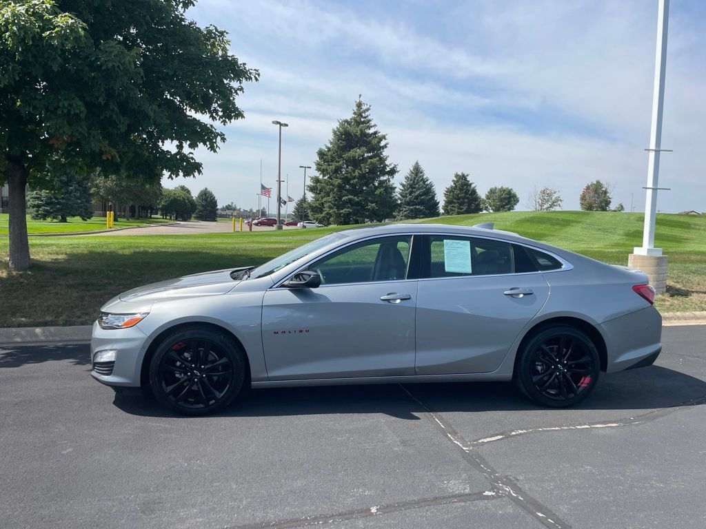 Used 2025 Chevrolet Malibu LT FWD image 2