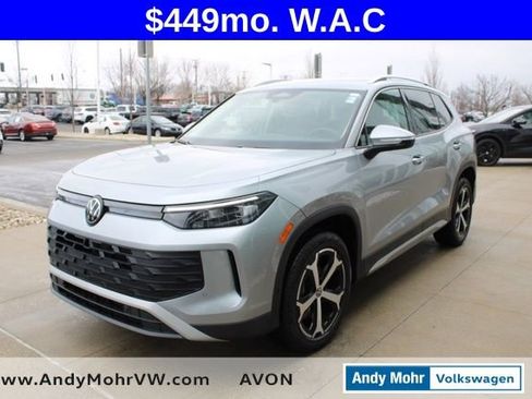Used 2025 Volkswagen Tiguan SE AWD/4WD image 3