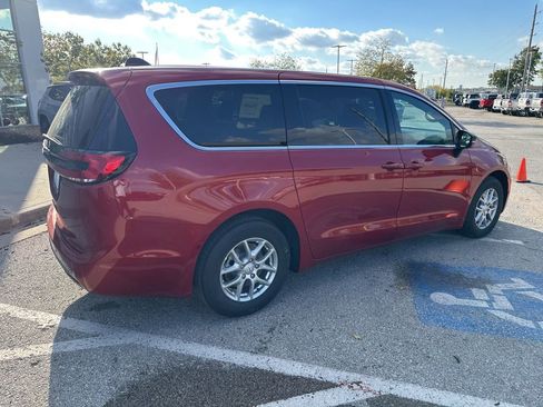 New 2026 Chrysler Pacifica Select image 32