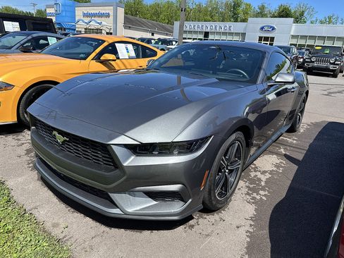 Used 2025 Ford Mustang Coupe RWD image 5
