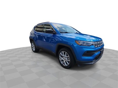 Used 2022 Jeep Compass Latitude w/ Sun and Sound Group image 2